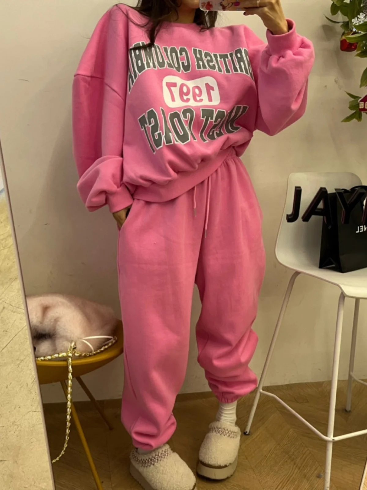 

Женский комплект: свитшот с буквенным принтом и свободные повседневные брюки с манжетами, теплый, универсальный, из хлопка, для зимы