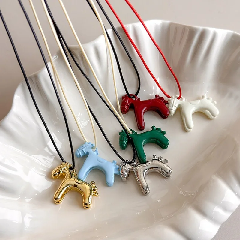 Collar largo con colgante en forma de caballo colorido para mujer, cadena de suéter ajustable, joyería de fiesta, accesorio de moda, regalo de joyería