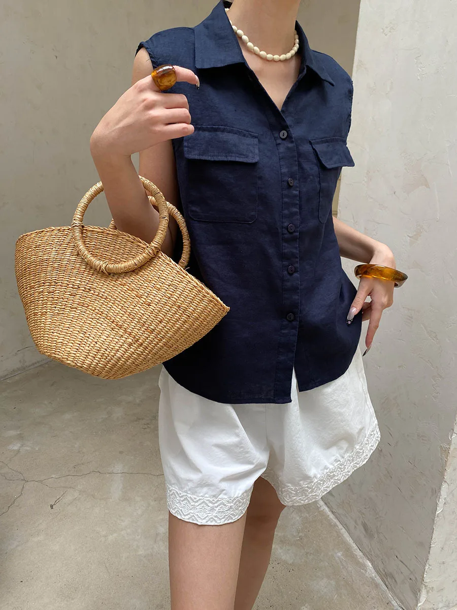 Sommerliche Damen-Weste in einfarbigem Design mit Revers und doppelten Taschen, ärmellos. – Detail 25