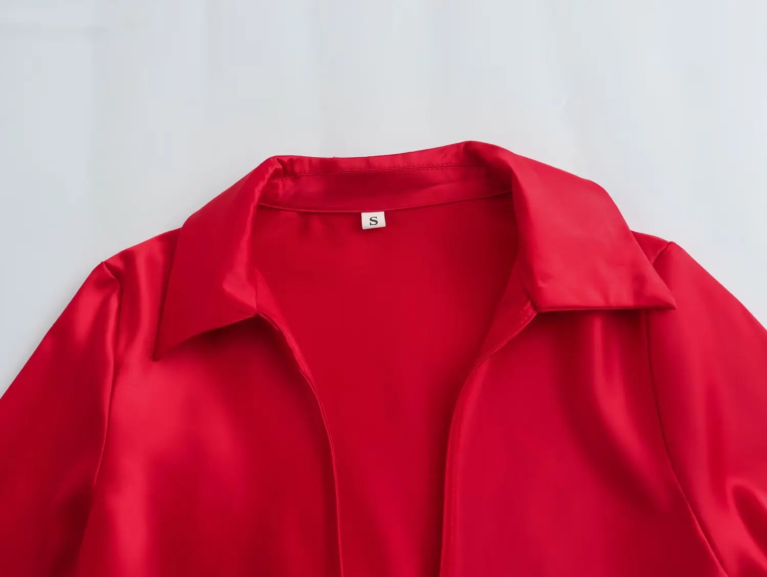 Nieuwe dameskleding 2025, mode in Europese en Amerikaanse stijl, all-match slank overhemd met strikversiering en satijnen textuur