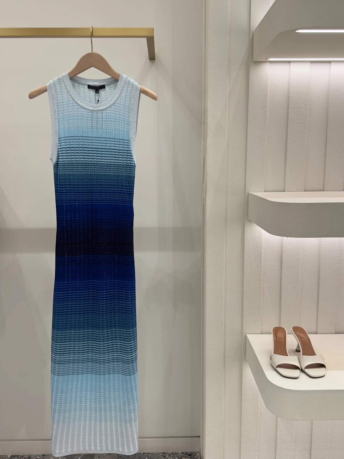 

Вязаное длинное платье Heidd с градиентным синим оттенком, создающее праздничную атмосферу, с завышенной талией, прямого кроя, миди, для женщин 25-29 лет