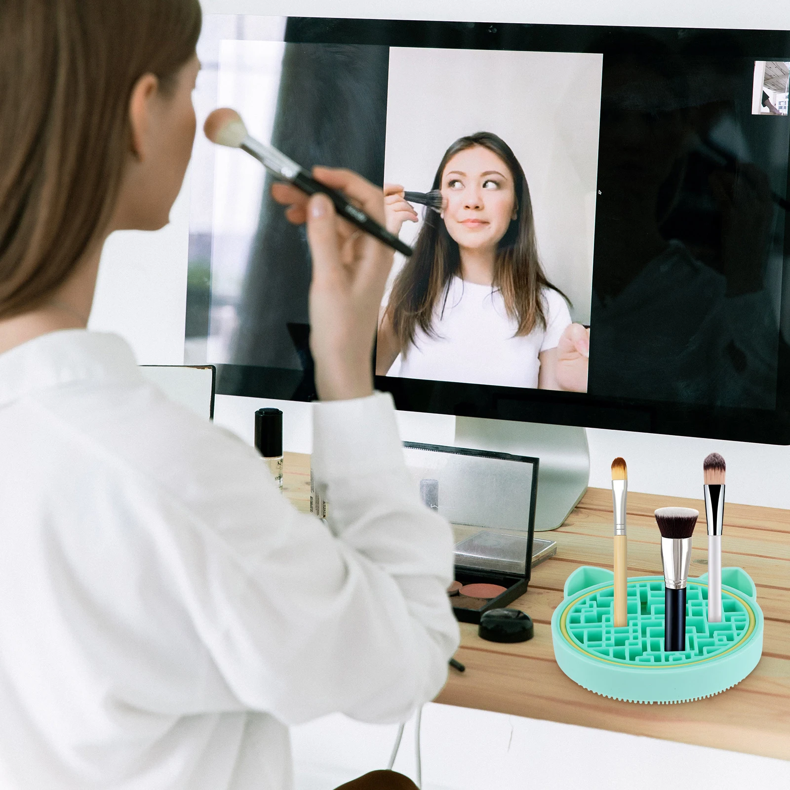 Pudełko do czyszczenia pędzli do makijażu, silikonowa mata czyszcząca 2 w 1, uchwyt do suszenia dla wszystkich rozmiarów pędzli, organizer z podkładką do szorowania.