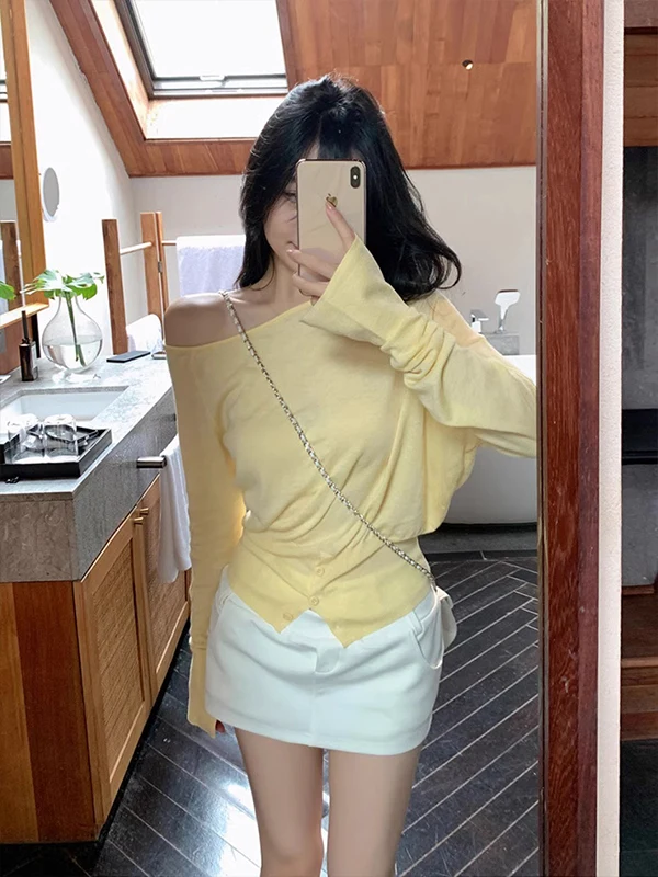 

Корейский шикарный трикотажный топ с открытыми плечами для женщин, весна 2025, новая модная универсальная красивая кофта из полиэфирного волокна с длинными рукавами