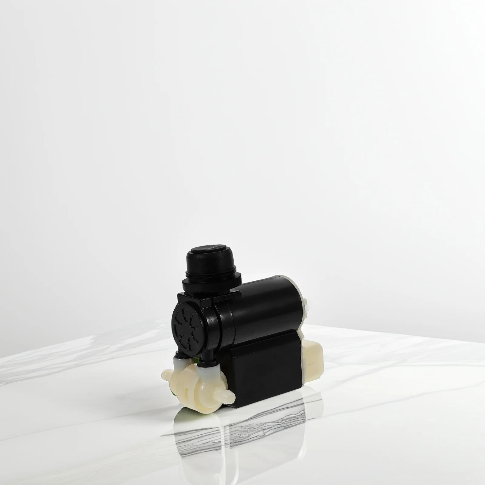 

Universal Windshield Washer High Efficiency Cleaning Rapid Dirt Removal Easy Pushbutton Operation Compatible with Hyundai