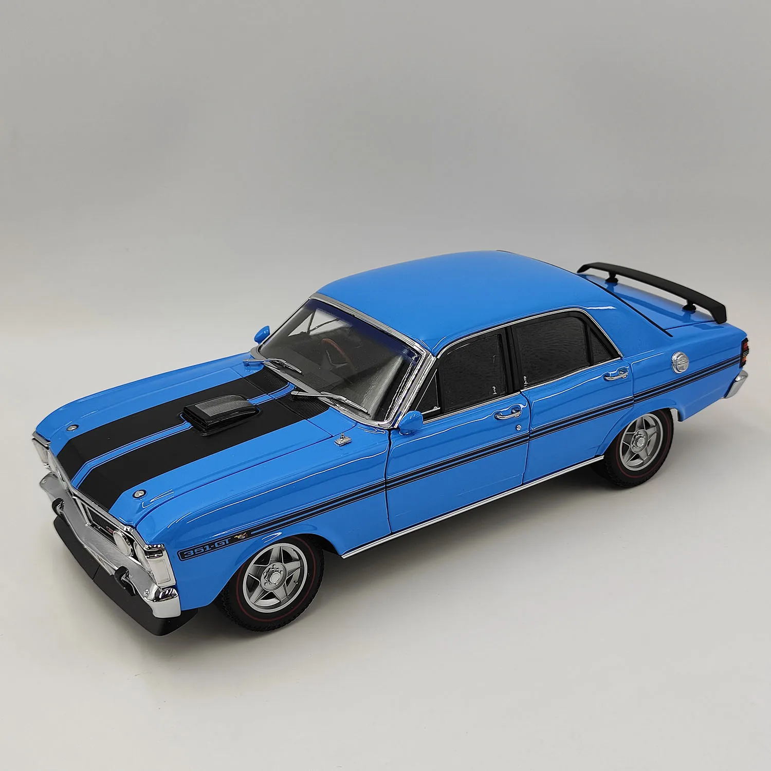 

Diecast 1/18 Scale Ford Mustang 351-GT Four-door Car 1971 XY Alloy Car Model Collectible Toy Gift Souvenir Display Ornament