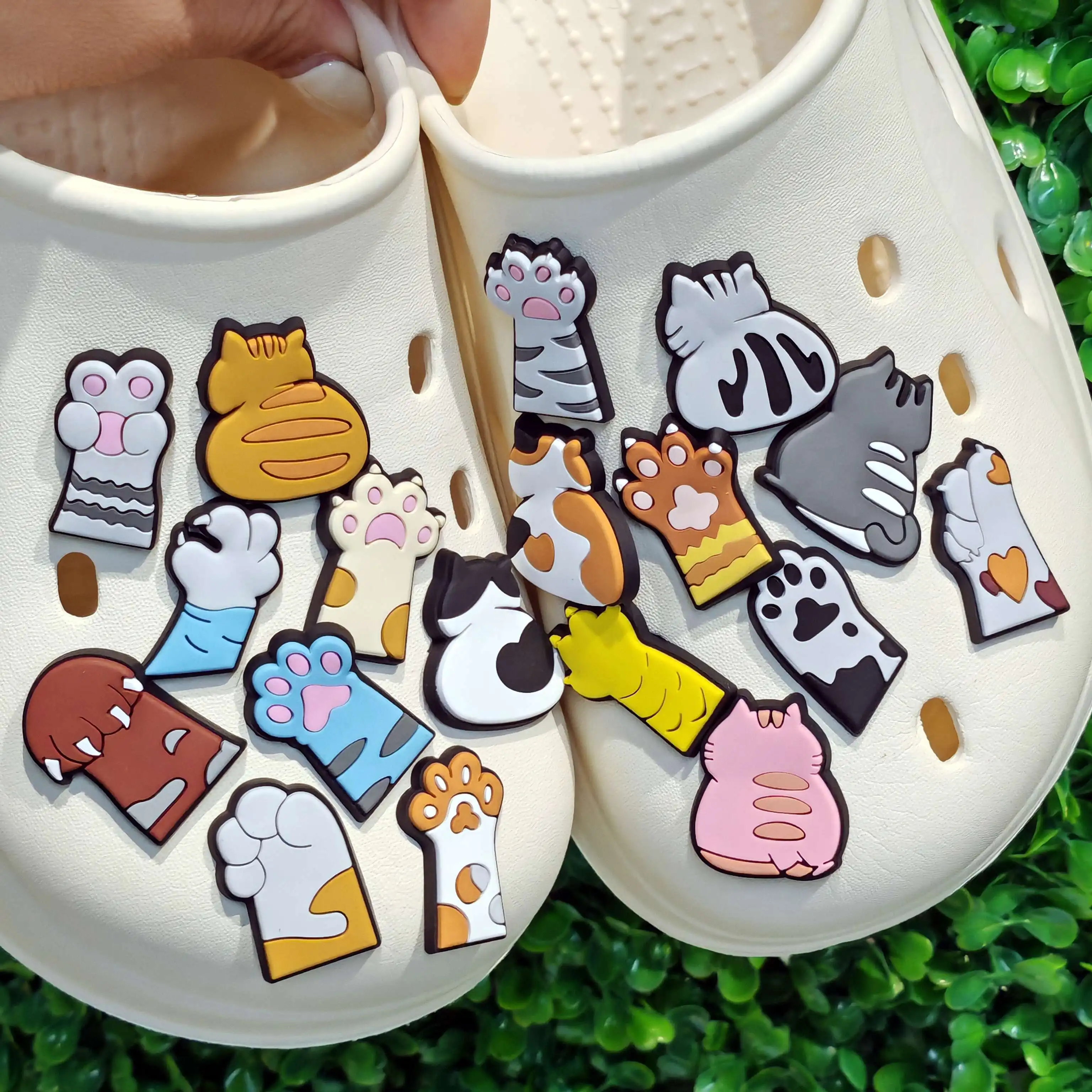 New Arrival 1pcs Kawaii Cat Paw PVC Sandals Shoe Charms Accessories Kids Garden Shoes Button Ornament Fit Kids DIY Party Gift