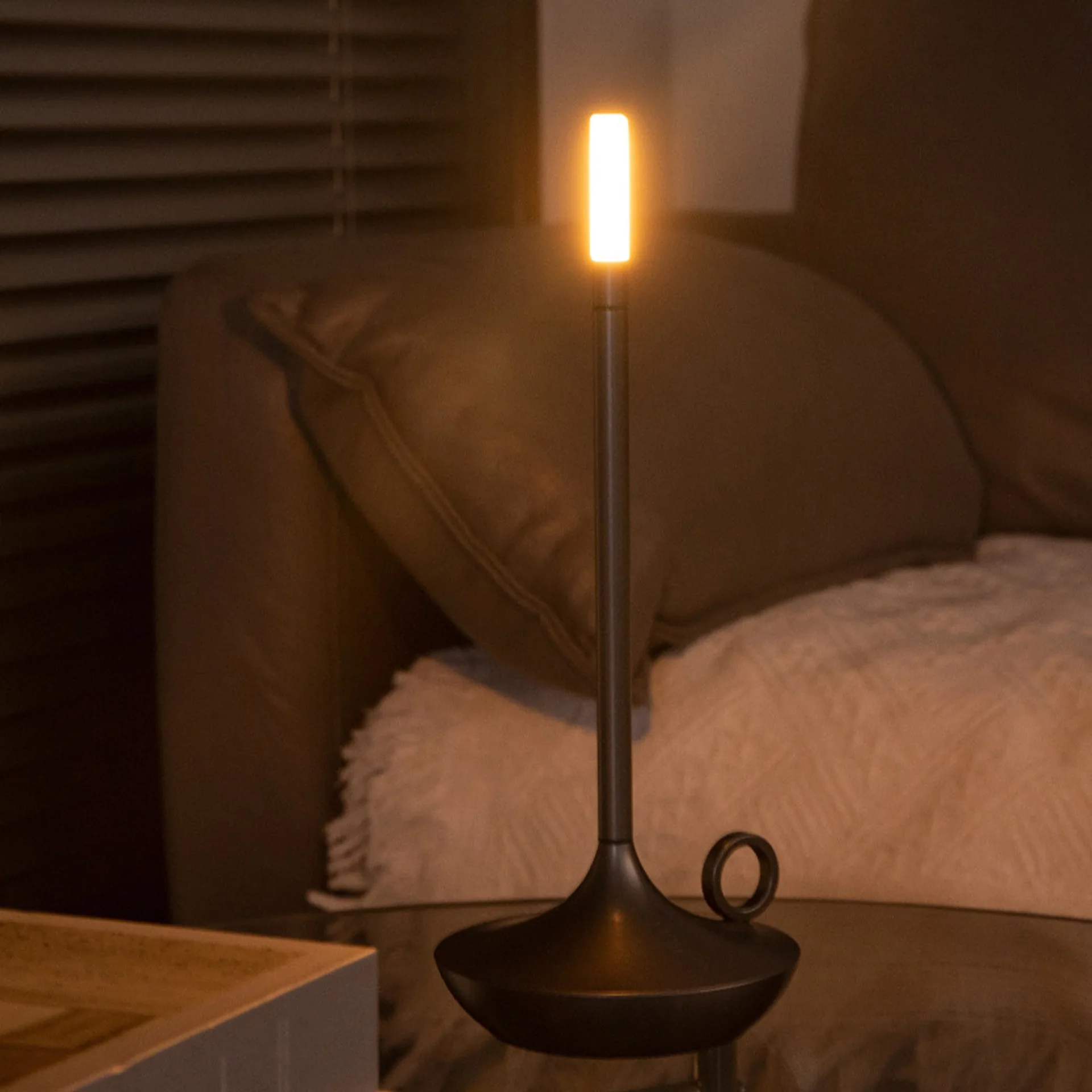 

Hot Selling Wireless Minimalist Metal Desk Lamp LED Touch Charging Ambient Light USB Charging Multiple Colors