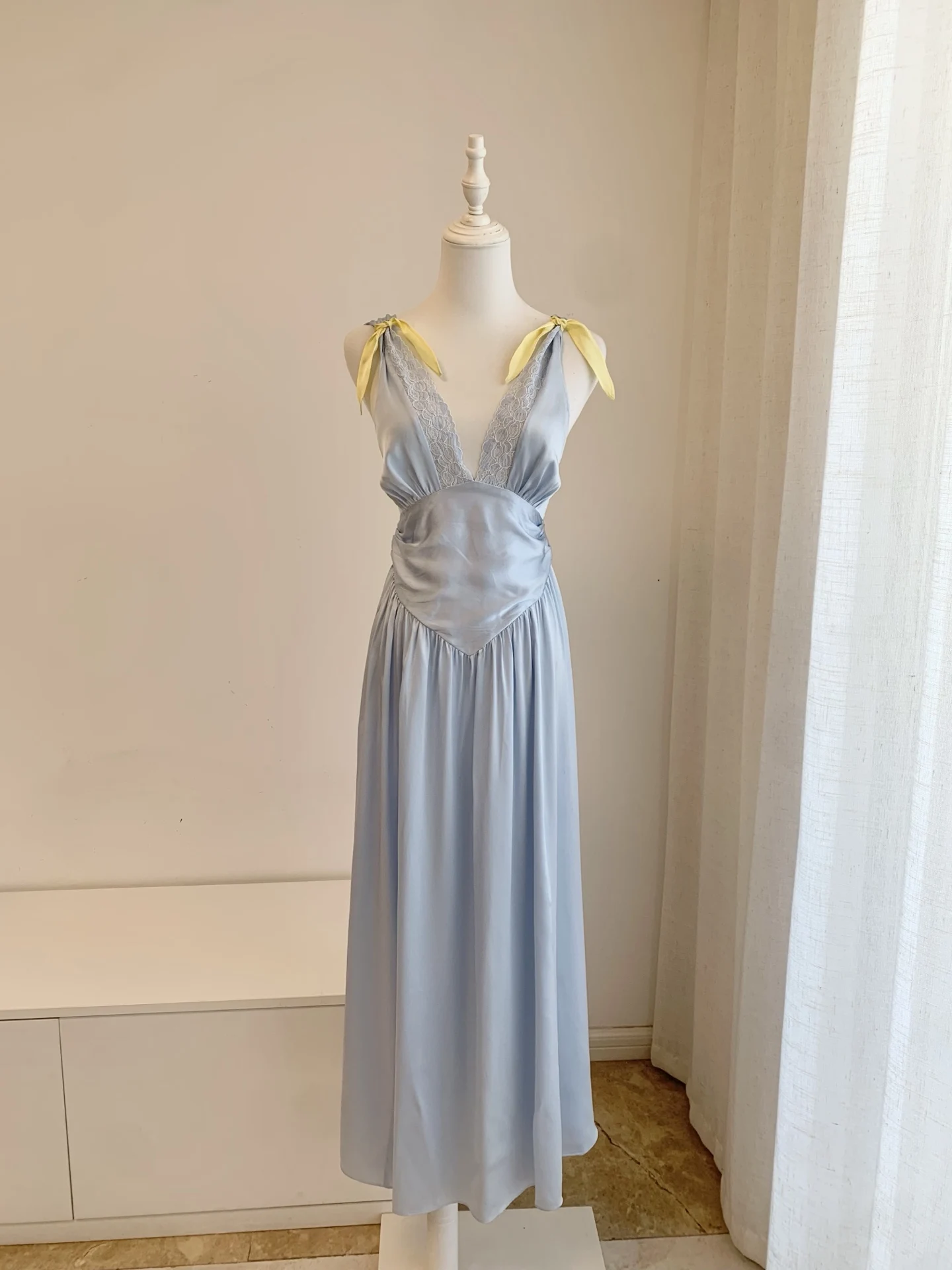 Tiefer V-Ausschnitt, bestickte Spitze, Patchwork-Schleife, Seidenkleid, elegantes, klassisches Retro-Slim-Fit-Urlaubskleid, ärmelloses Leibchen, langes Kleid