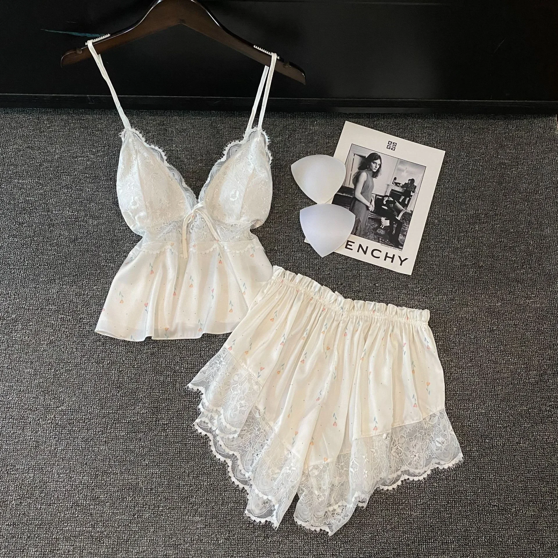 Ensemble de vêtements de nuit en dentelle deux pièces pour femmes, pyjama en satin trempé, haut et short à bretelles, lingerie sexy, vêtements