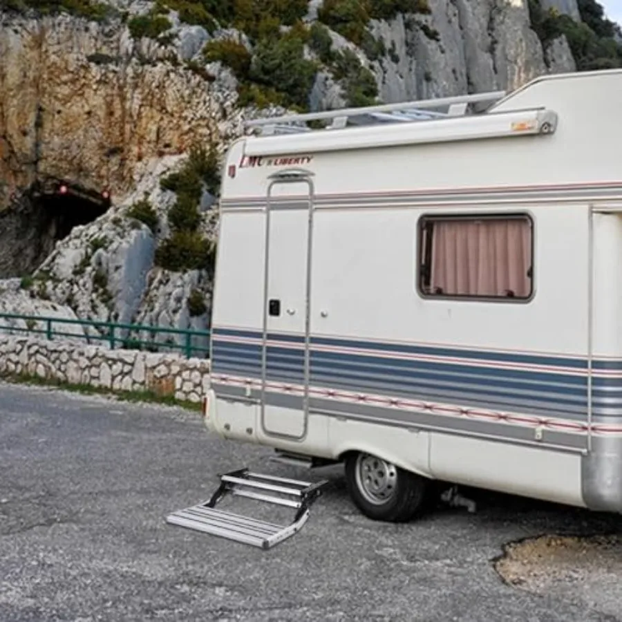 خطوة RV اليدوية القابلة للطي مع شريط غير قابل للانزلاق لتحسين السلامة والراحة في المنازل المتنقلة Campervans RVs ومقطورات السفر #2