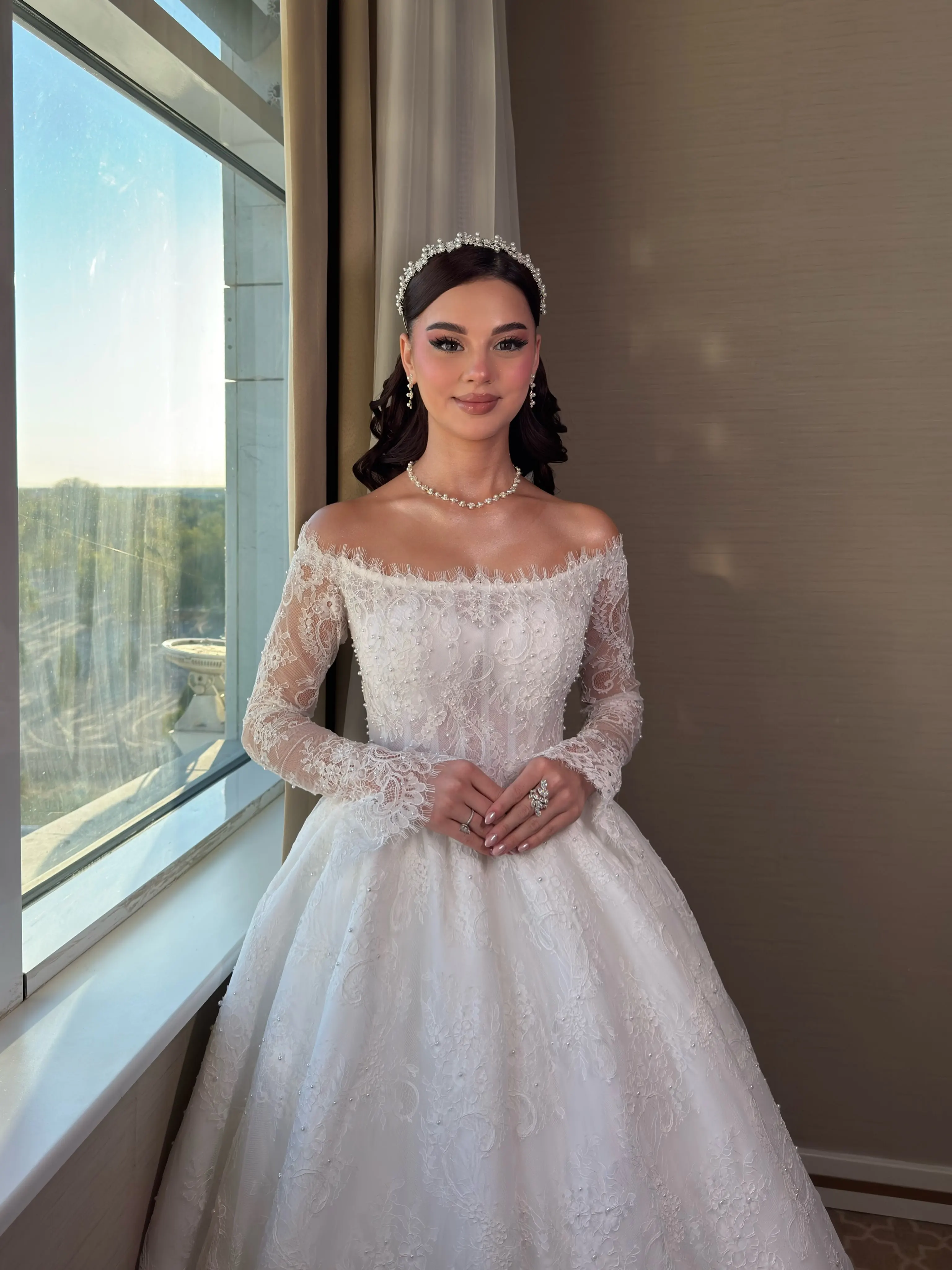 Custom Elegant Off Shoulder Long Sleeve Wedding Dress A-line Lace Pearl Ball Dress Garden Wedding Decal Decoration Bride Dress