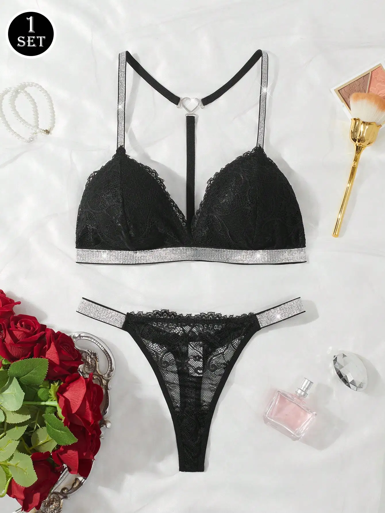 Conjunto de sujetador y tanga de encaje negro para mujer con tirantes plateados y detalle de corazón en la espalda