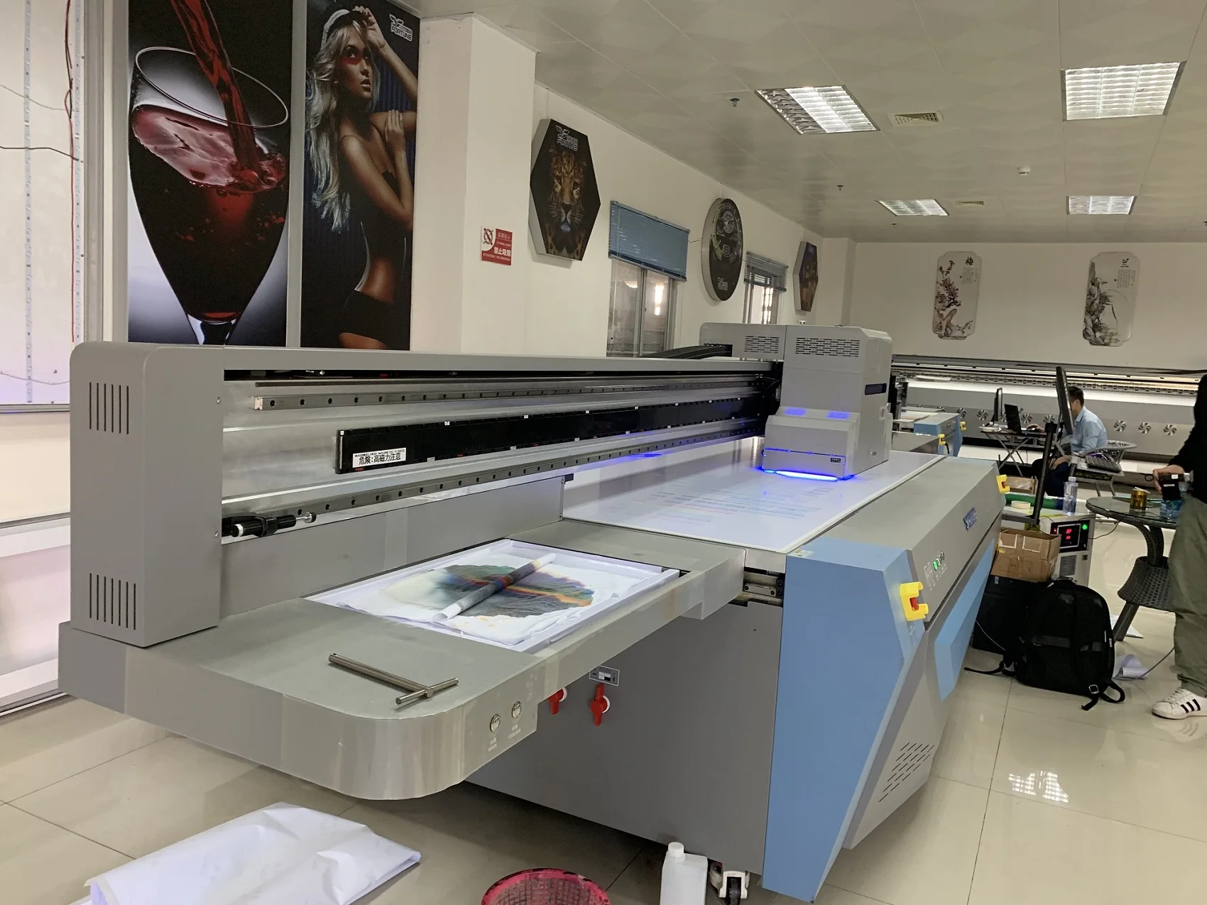 Printer Flatbed Uv Kayu Logam 1,6m X 1,0m Printer Flatbed Led Uv Dengan Kepala Cetak Gen5