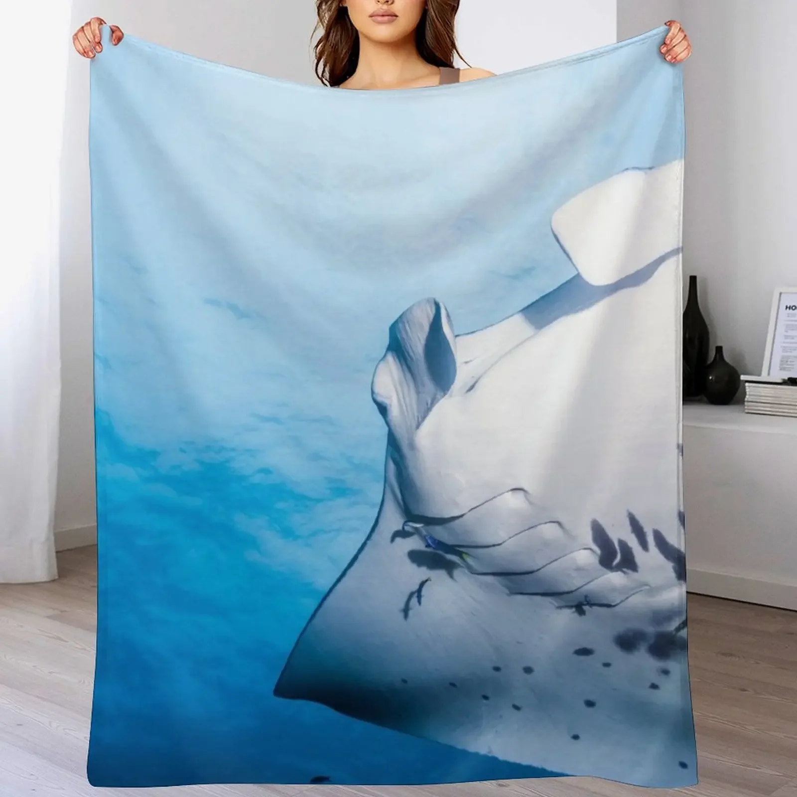 

Cute Manta ray swimming in the blue ocean Throw Blanket Decorative Sofa Comforter Sofa Warm Blankets