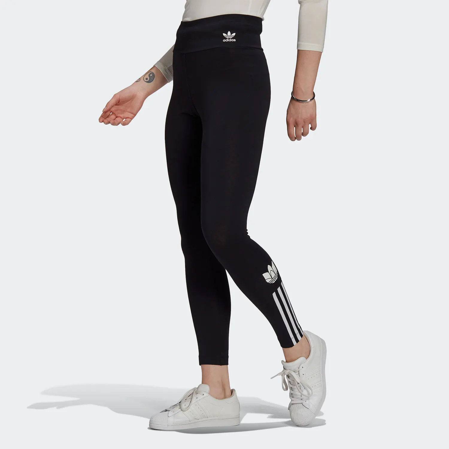

Оригинальные женские спортивные брюки Adidas HW TIGHTS с тремя полосками GT8461
