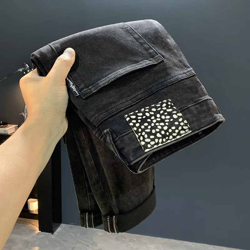 2025年秋新作 メンズ向けファッショナブルなライトラグジュアリーブラックジーンズ ハイエンドメンズ服 ストレッチスリムフィット スモールレッグパンツ