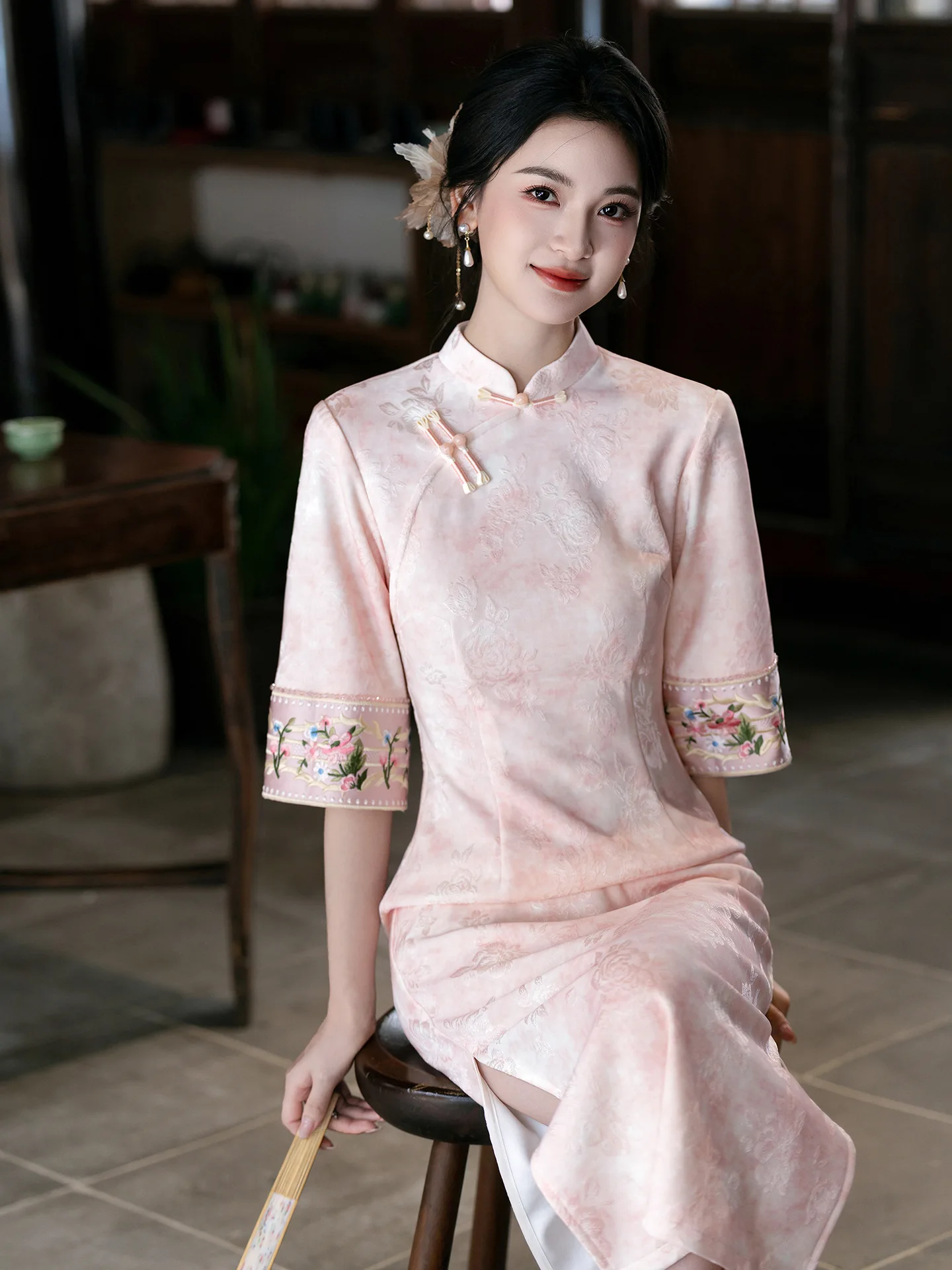 abito-qipao-autunno-inverno-rosa-con-ricami-maniche-a-tre-quarti-stile-retro-di-shanghai-slim-fit-lungo-in-maglia-jacquard