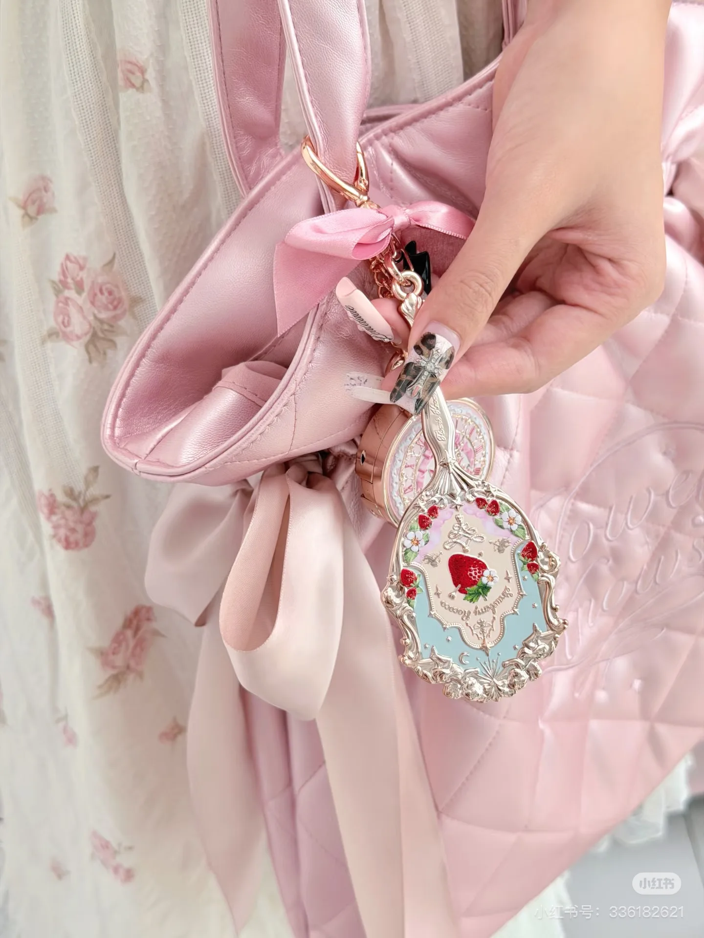

Flower Knows Mini Mirror Charm Limited EdiPink Lattice Handbag Strawberry Rococo Series Large Capacity Fashion Women's Bag with
