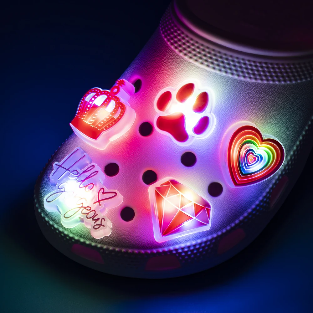1 Stück LED-Schuhanhänger, Fußball-Gamepad, leuchtend, beleuchtete Schuhdekorationen, Zubehör, Sonnenblumen-Schmetterling, LED-Pins für Frauen und Mädchen – Detail 3