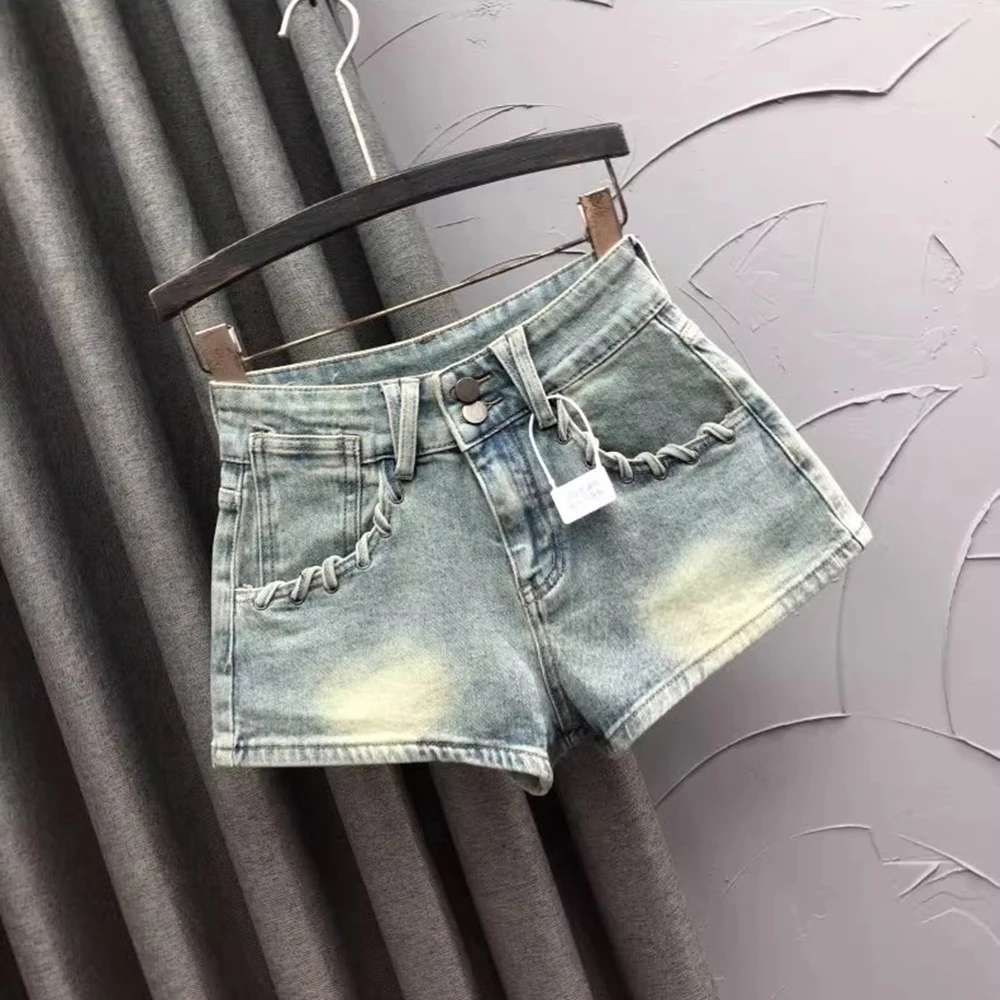 Pantaloncini di jeans vintage 2025 Nuovi pantaloncini a tre divisioni con design a tasca grande in corda intrecciata cava per jeans estivi sexy da donna