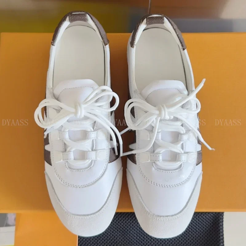 2025 موضة النساء أحذية رياضية مسطحة جلدية بسيطة تألق الخرز الترتر الراحة دائم أحذية مشي اليومية حذاء بدون كعب الرياضة