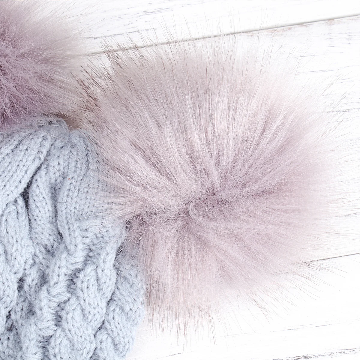 Cappello in maglia intrecciata grigia per bambini Doppio palla di pelo Berretto invernale in maglia calda per bambini Cappello con palla di pelo morbido e confortevole per cappelli a cuffia per bambini