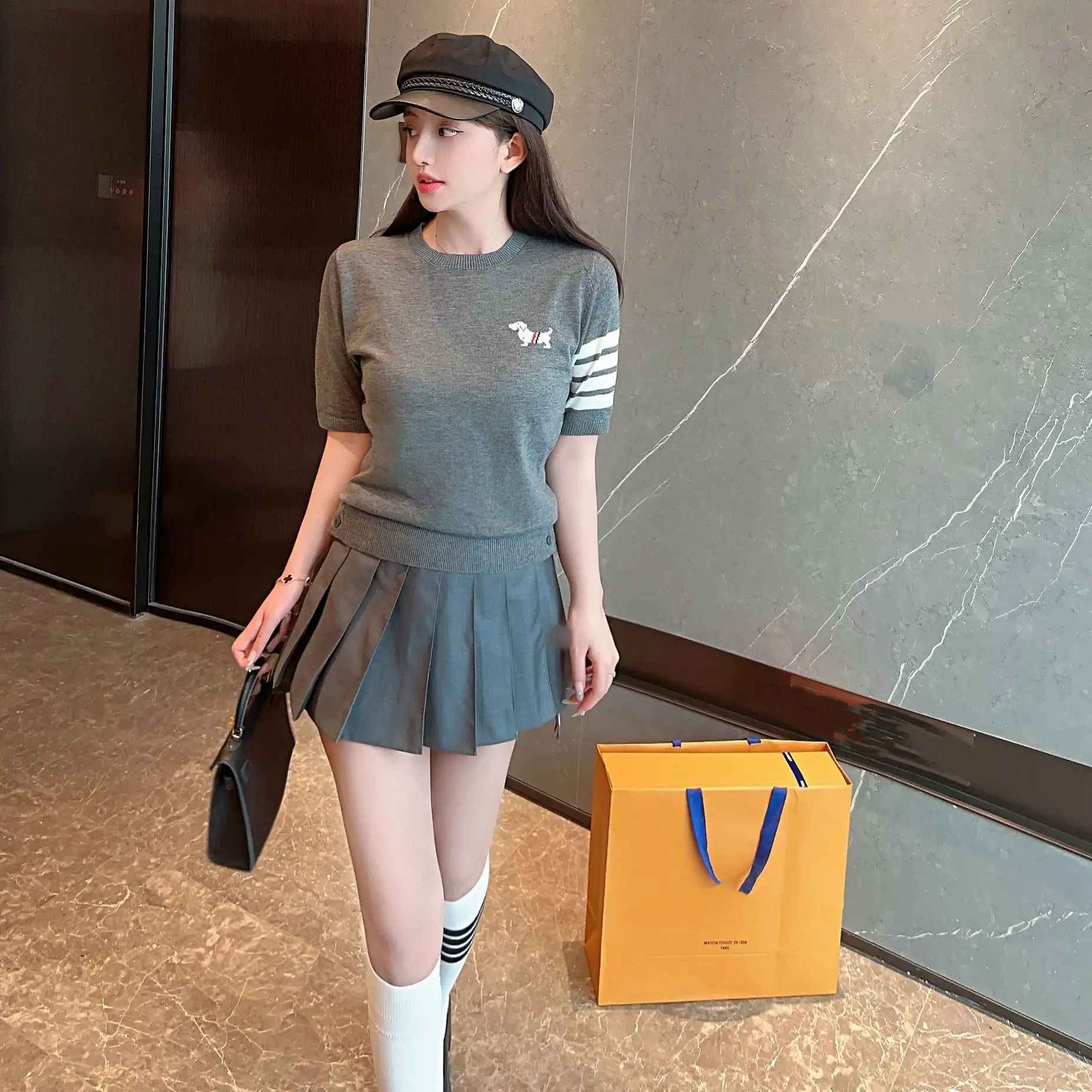 2025년 가을 신상 슬레 프레피 니트 울 오트 스웨 라운드 네 도기스 자수 티셔츠 여성용 울트라씬 브라이트 티드 탑