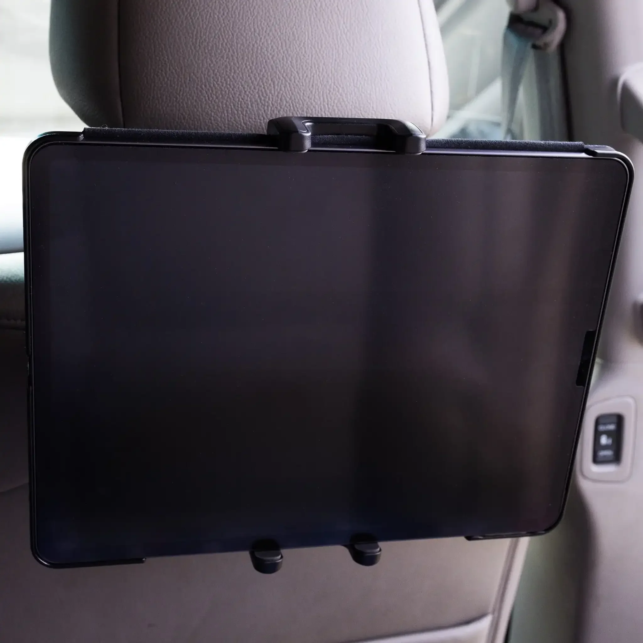 حامل هاتف بمسند رأس ثابت للسيارة - 360 درجة °   مشاهدة فيديو قابلة للدوران بدون استخدام اليدين للأطفال على رحلات الطريق