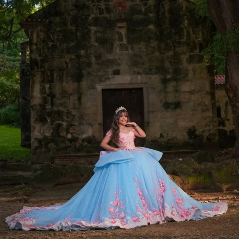 

Блестящие синие платья для квинсеаньеры с открытыми плечами, с 3D цветочными аппликациями, длинным шлейфом и бантом, Vestido De 15 Quinceanera, на заказ