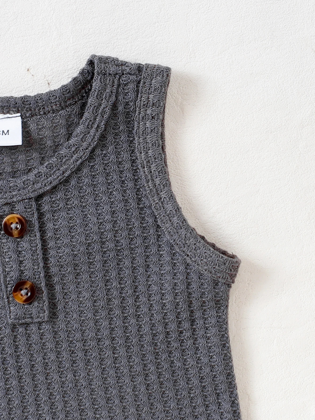 2-teiliges Sommer-Outfit-Set für Babys (Jungen) in Dunkelgrau, Waffelstrick, Henley-Tanktop + elastische Shorts, lässiger Ins-Stil, Alltags-/Freizeitkleidung – Detail 5