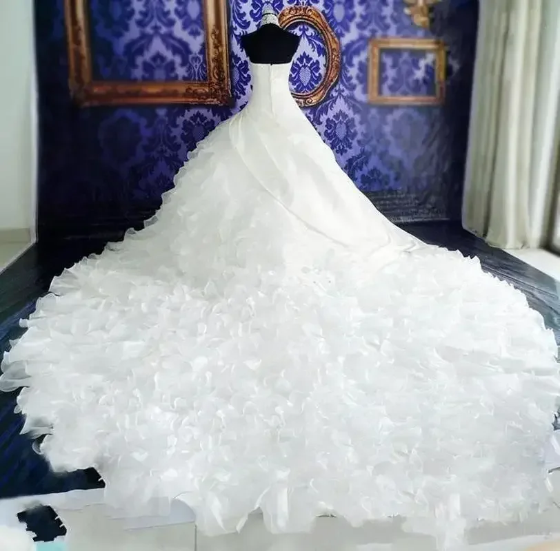 Abiti da sposa personalizzati con abito da ballo in pizzo con perline applicate in pizzo Abito da sposa in organza con cerniera senza maniche e collo alto