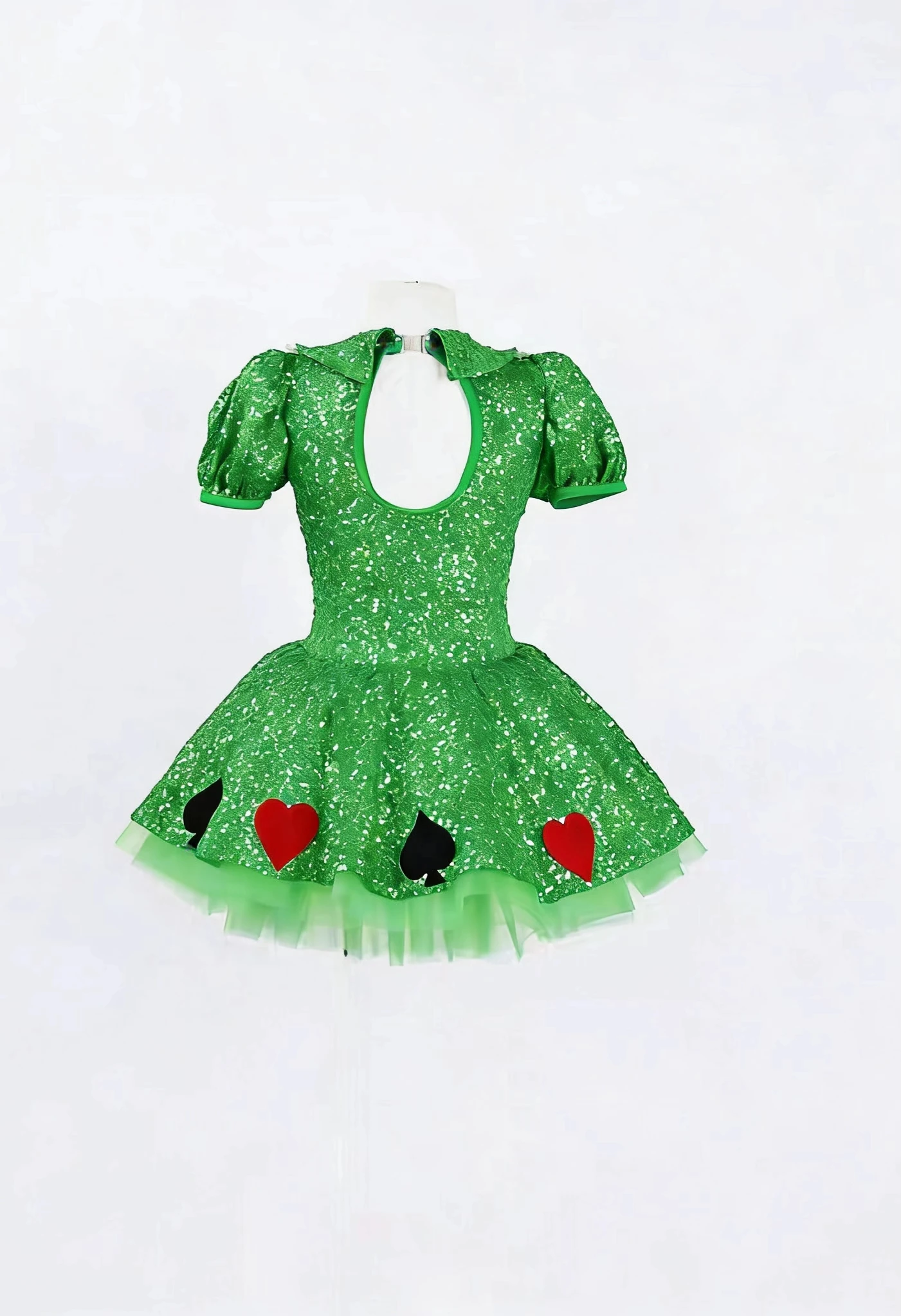 

Индивидуальный пошив профессиональных костюмов для латиноамериканских танцев в стиле джаз: юбки для выступлений любого цвета, украшенные пайетками и перьями.