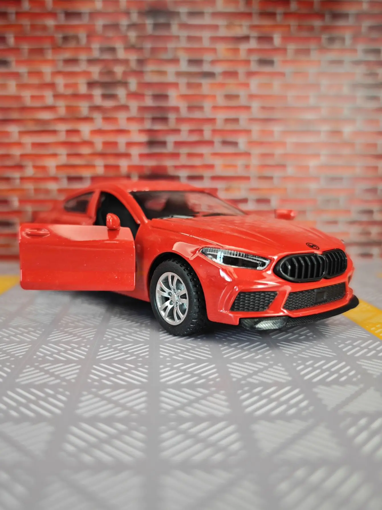 1:32 M8 سبيكة نموذج سيارة الحلي جمع الصوتية البصرية التراجع سيارات لعبة تفاصيل غنية يمكن فتح الأبواب على كلا الجانبين