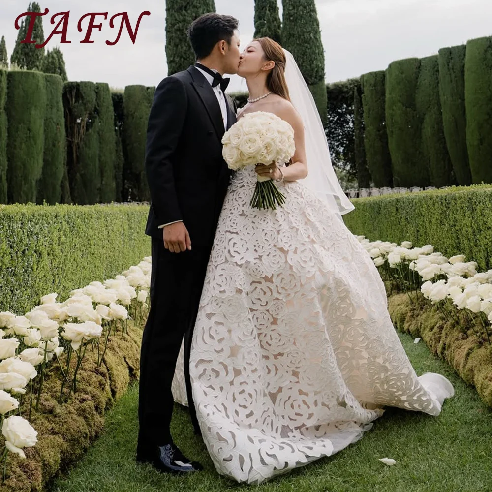 

TAFN Luxury Strapless A Line Wedding Dresses Sleeveless Lace Bridal Gowns Sweep Train Flowers Pattern Illusion Brides Customized