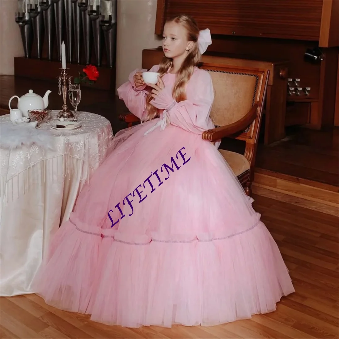 Sukienka księżniczki z dekoltem typu O, długimi bufiastymi rękawami, o kroju litery A, długa, balowa, dla dziewczynki sypiącej kwiatki, do ziemi, plisowana, elegancka, na Pierwszą Komunię Świętą, szyta na miarę.