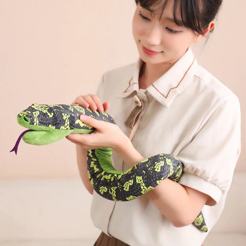 Big Boa หุ่นมือของเล่นตุ๊กตาเหมือนจริงสัตว์น่ากลัวสีน้ําตาลสีเขียวสีเหลืองสีส้มงูหมอนยาว Interactive Plushie ของขวัญ