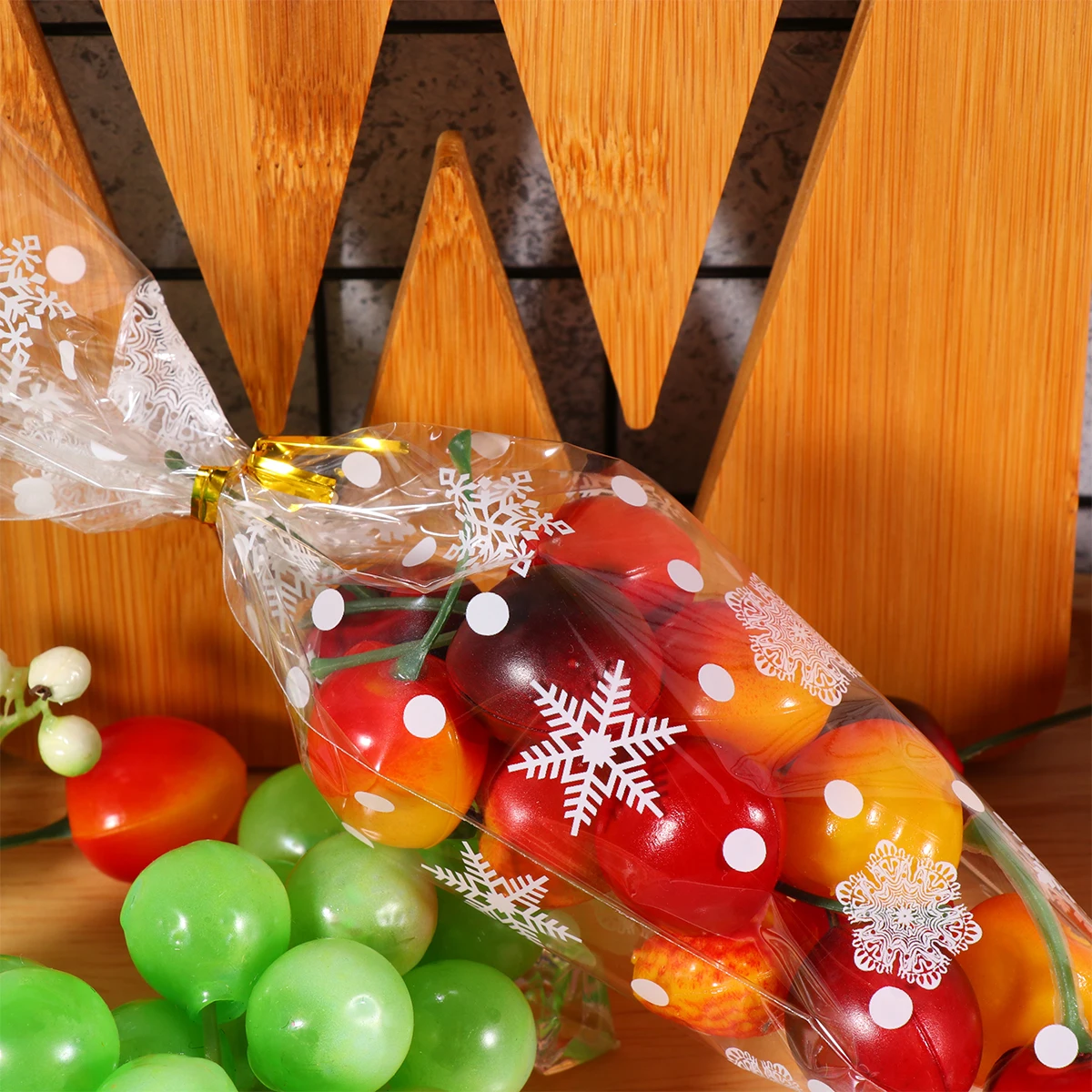 

100pcs Cone Shaped Christmas C y Bag OPP Plastic Gift Storage Treat Packing Holiday Snowflake Design Party Favor Bags