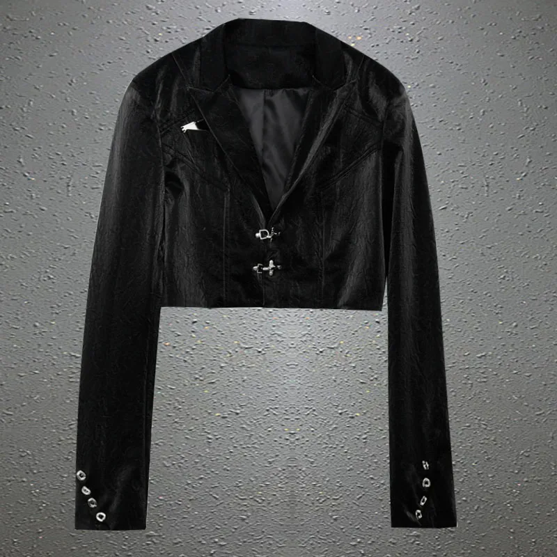 เสื้อแจ็คเก็ตผู้หญิงแฟชั่นสตรีทสไตล์ รุ่นสปริง 2026 ผ้าเมทัลลิกสีน้ำเงิน หรือหนัง PU แบบยับ ดีไซน์ติดกระดุมและตัดต่อผ้า ทรงเอวสูง