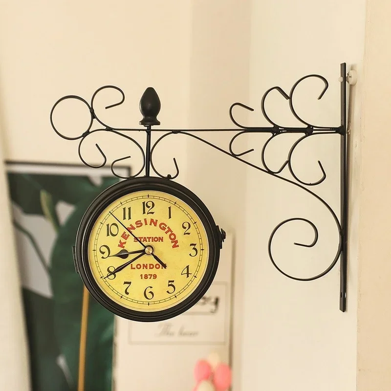 Vintage Decorative Double Sided Metal Wall Clock Antique Style Station Wall Clock Wall Hanging Clock Garden Bar Decoration