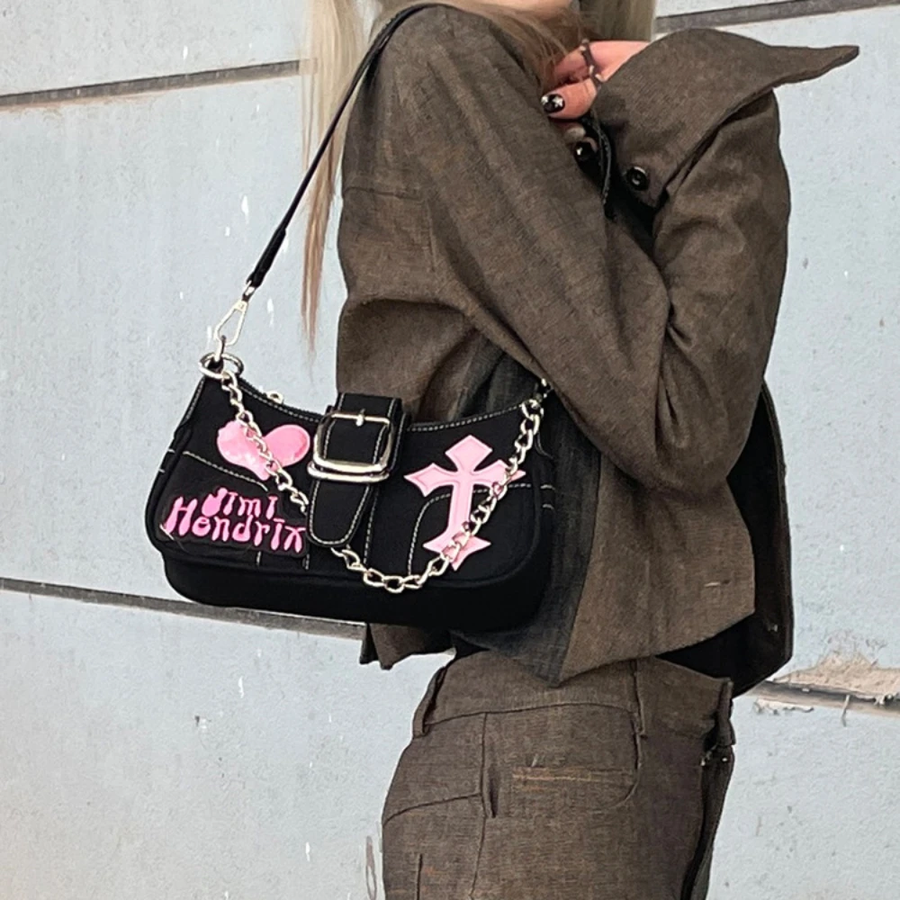 Bolso de charol negro con cadena pequeña para mujer, bolso de mano con hebilla de Metal y corazón cruzado rosa, estilo Preppy, Y2K, 2023