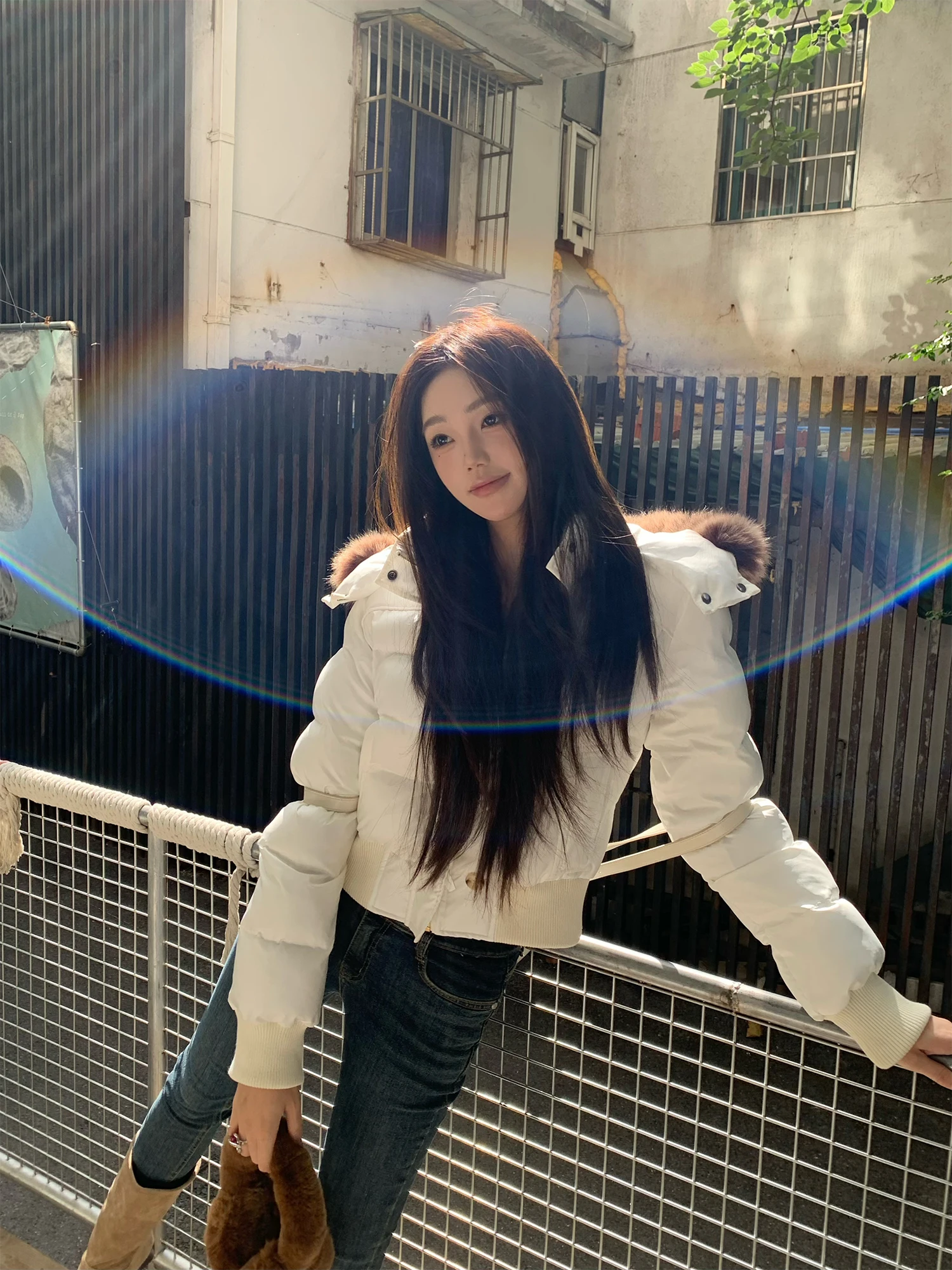 

Оригинальный дизайн, зима 2025 г., женская приталенная хлопковая куртка с большим меховым воротником, цветная застежка-молния для поездок на работу