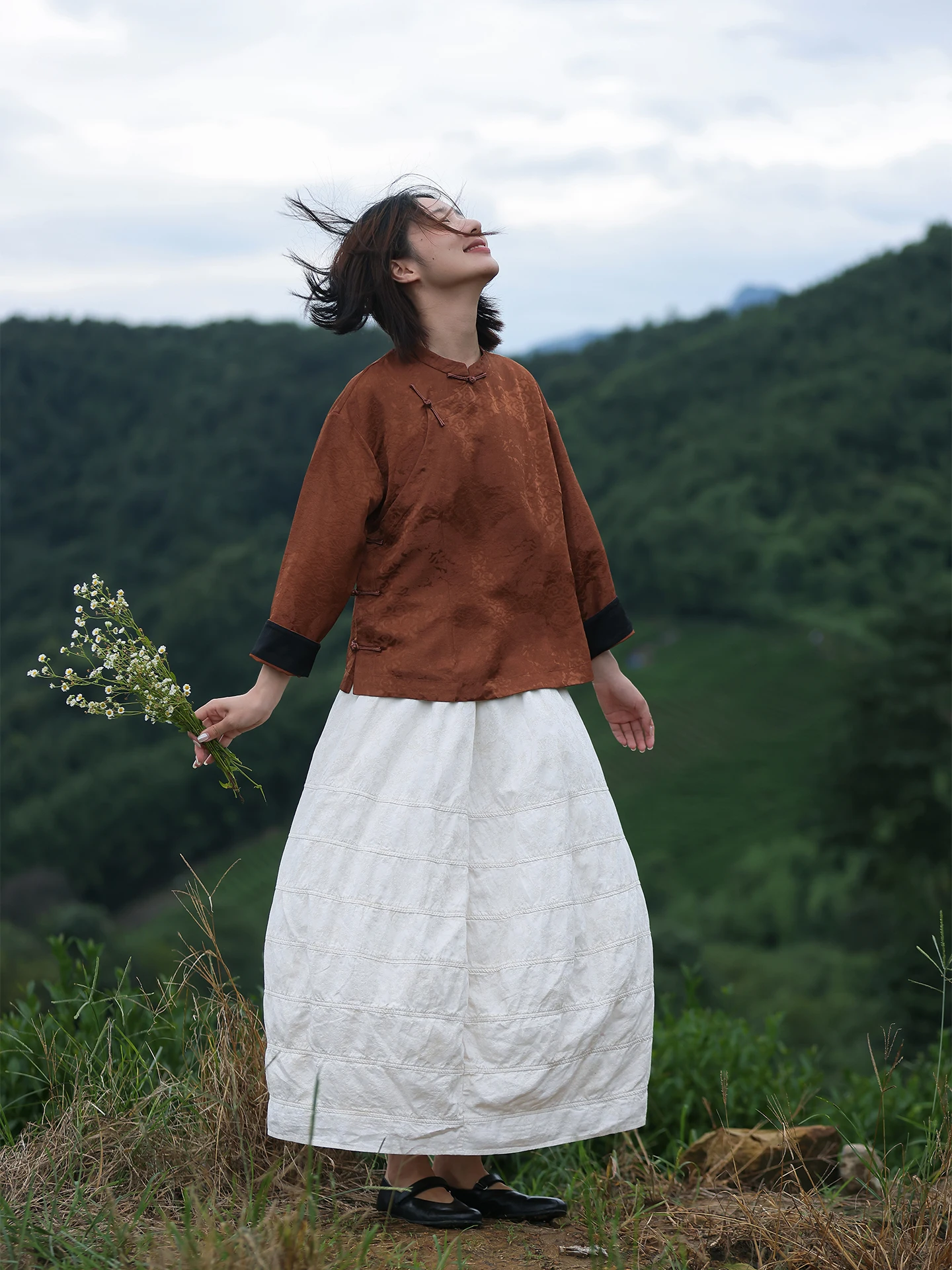 

Оригинальный медленно-синий китайский топ с длинным светом и вышивкой облаков, воротник-стойка из шелковой ткани, свободная осенняя одежда