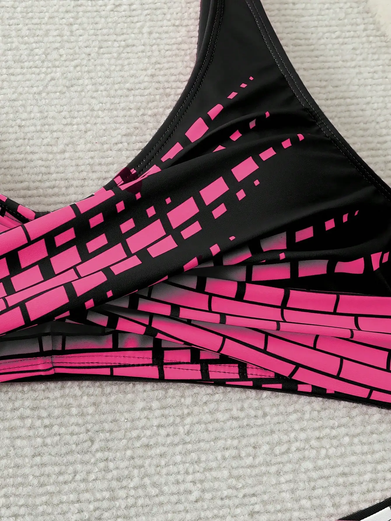 [Bikini con estampado geométrico chic] Conjunto de bikini elegante de cintura alta: estampado geométrico negro y rosa, mezcla elástica de poliéster/elastano, M