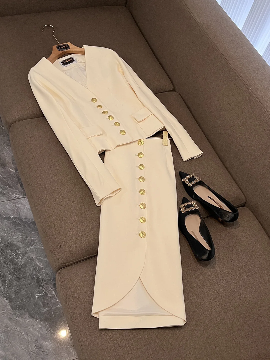 

Elegant Single-Button Skirt Set Long Sleeve V-Neck Large Pocket Two-Piece Suite Spring 2026 High-End Feel Fashion Women's Wear