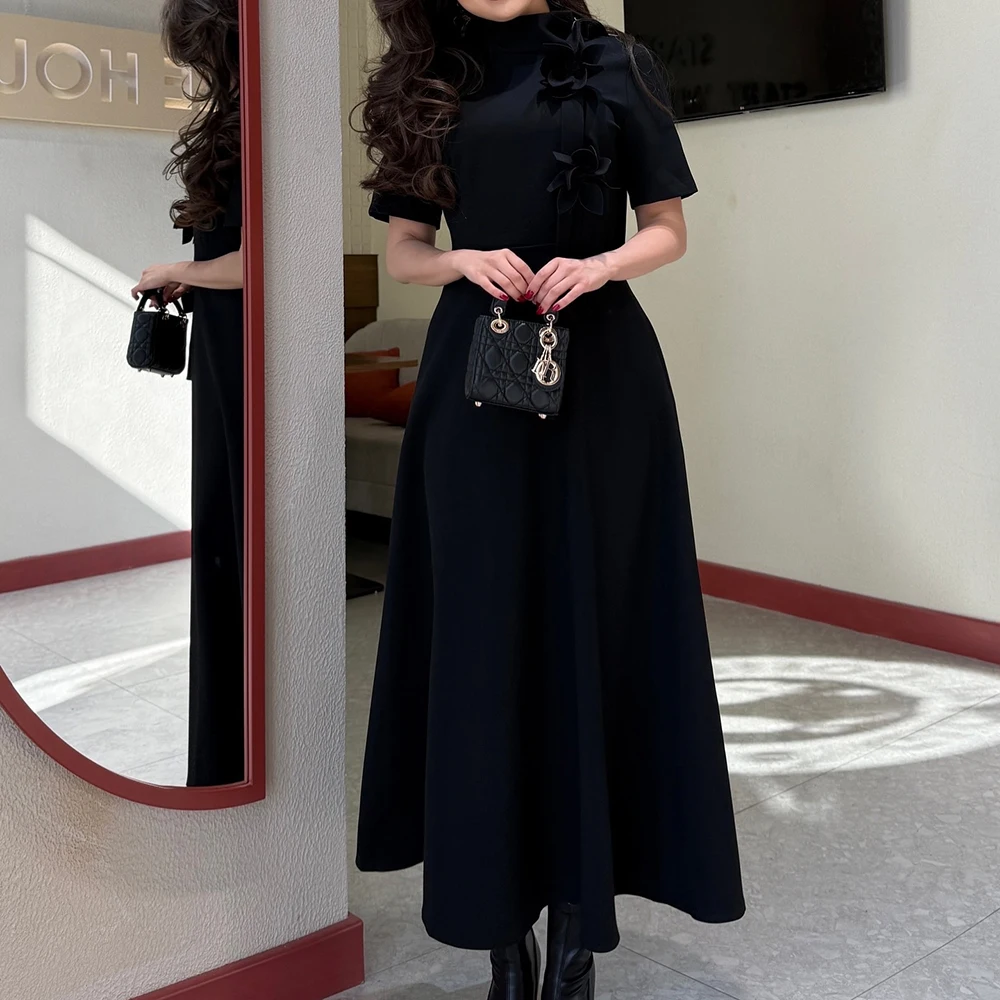 Maßgeschneiderte A-Linie-Abendkleider, knielang, Stehkragen, kurze Ärmel, Abendkleid, modische Blumen, schlichtes, drapiertes, lässiges Partykleid