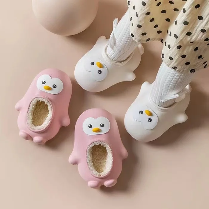 Echte Kinderschuhe 2024 Winter neue Jungen Mädchen Schuhe Eltern-Kind Hausschuhe niedlichen Pinguin wasserdichte Baumwoll pantoffeln