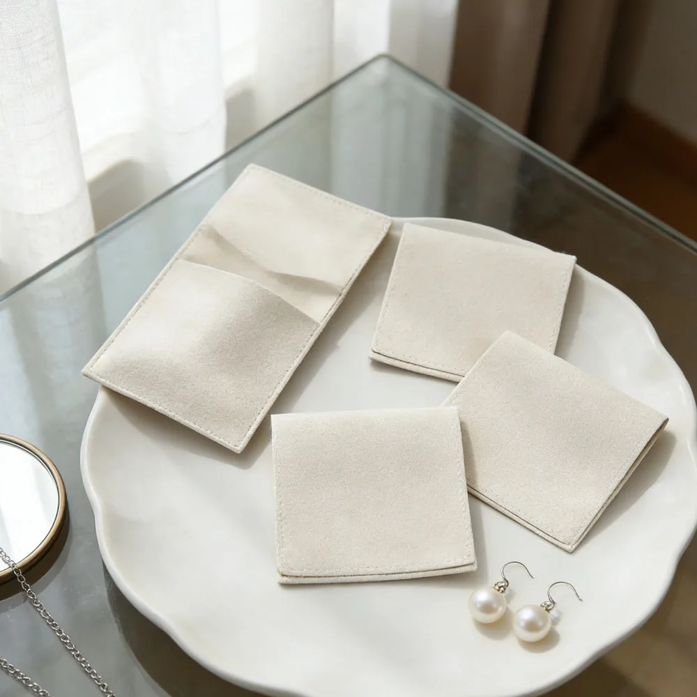 

Wholesale Beige Microfiber Jewelry Suede Velvet Jewelry Bags Small Envelope Jewelry Packaging Bulk for Party Decoraction