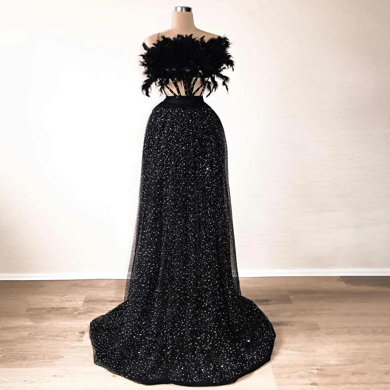 

Luxury Black Formal Prom Dresses Off Shoulder A-Line Feathers Backless Evening Dress With Detachable Lining Pageant Party Gowns