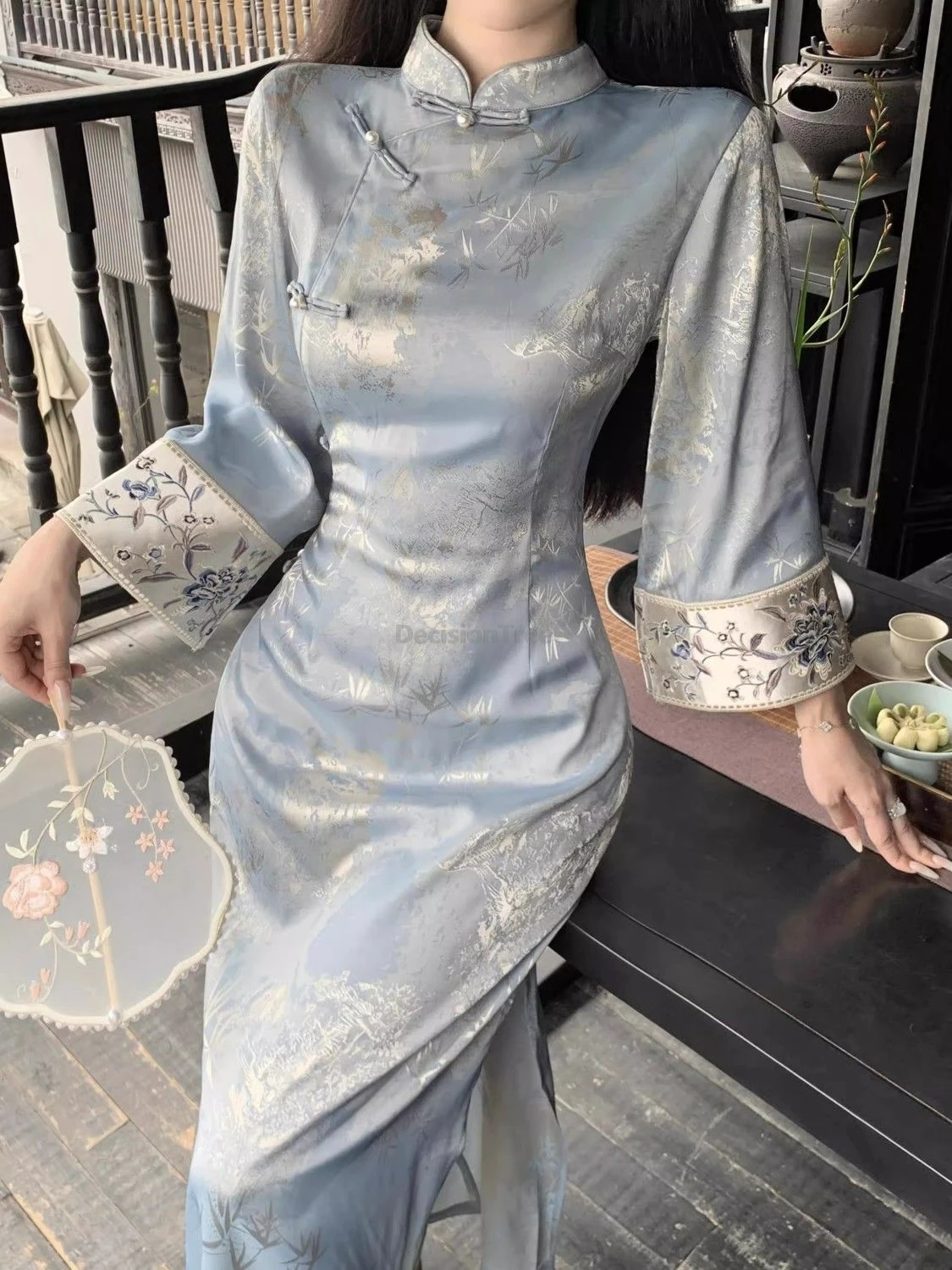 

2025 модное облегающее китайское улучшенное повседневное Ципао изысканное винтажное осеннее платье Ципао с длинными рукавами и принтом с вышивкой