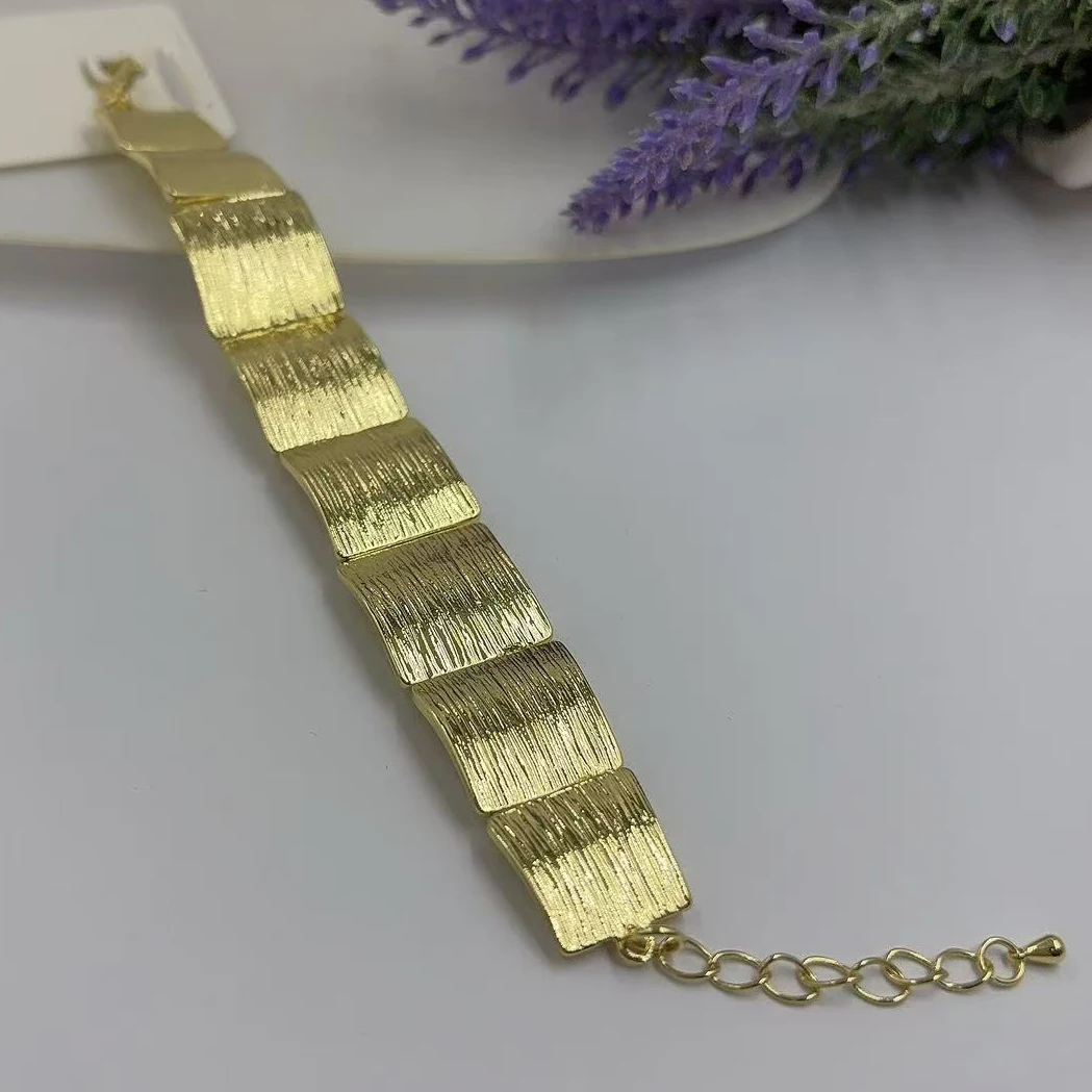 

Стильный браслет с текстурированными звеньями золотого тона, массивный эффектный женский модный браслет для повседневного и праздничного ношения, золотой цвет